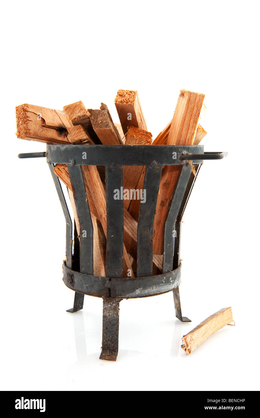 Basket fuoco riempito con legna da ardere Foto Stock