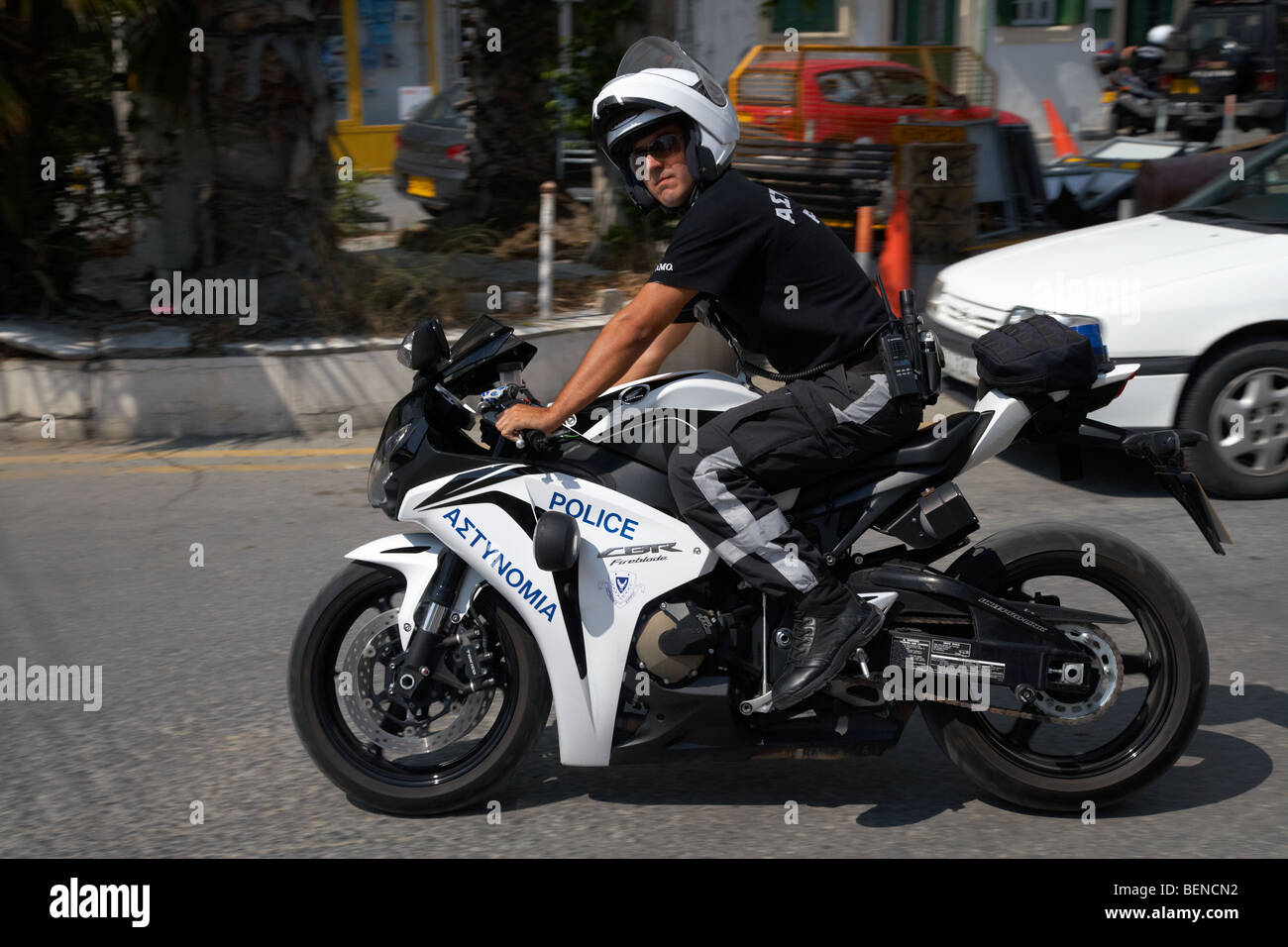 Funzionario di polizia Honda cbr fireblade polizia moto repubblica di cipro forza di polizia sfocatura del movimento Foto Stock
