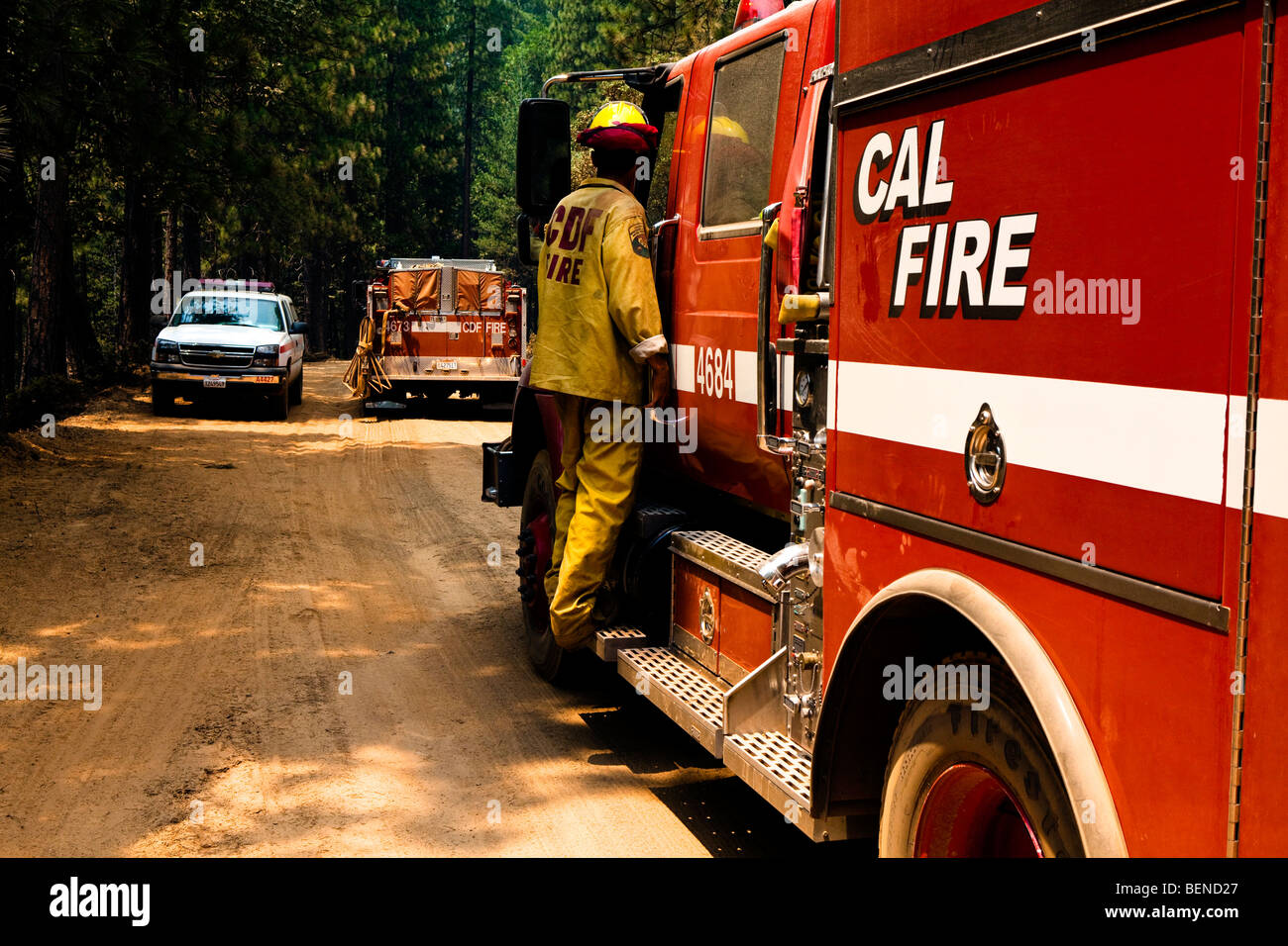 Motore Fire e wildland vigili del fuoco a cavaliere della California wildfire in Stanislaus National Forest. CALFIRE / CDF Foto Stock