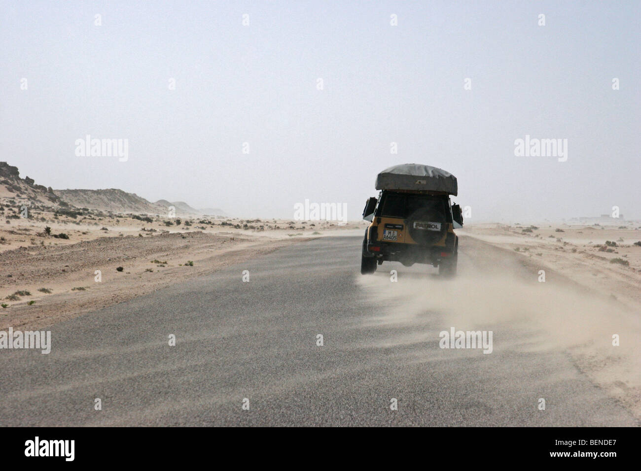 Off-road veicolo a quattro ruote motrici / jeep 4x4 guida su strada asfaltata attraverso il Sahara Desert , Marocco, Africa del Nord Foto Stock