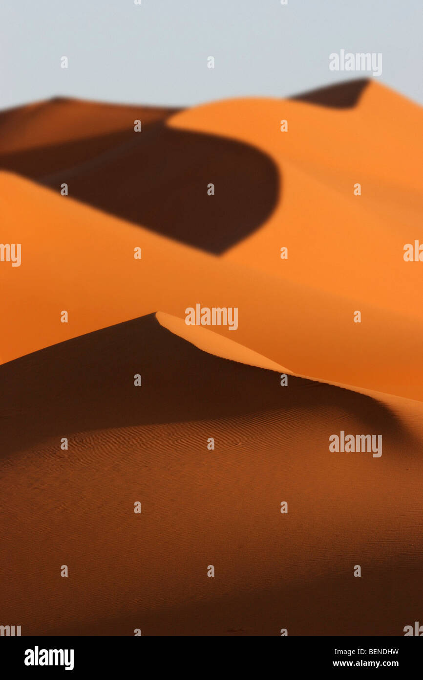 Dune di sabbia rossa di Erg Chebbi, l'inizio del deserto del Sahara in Marocco, Africa del Nord Foto Stock