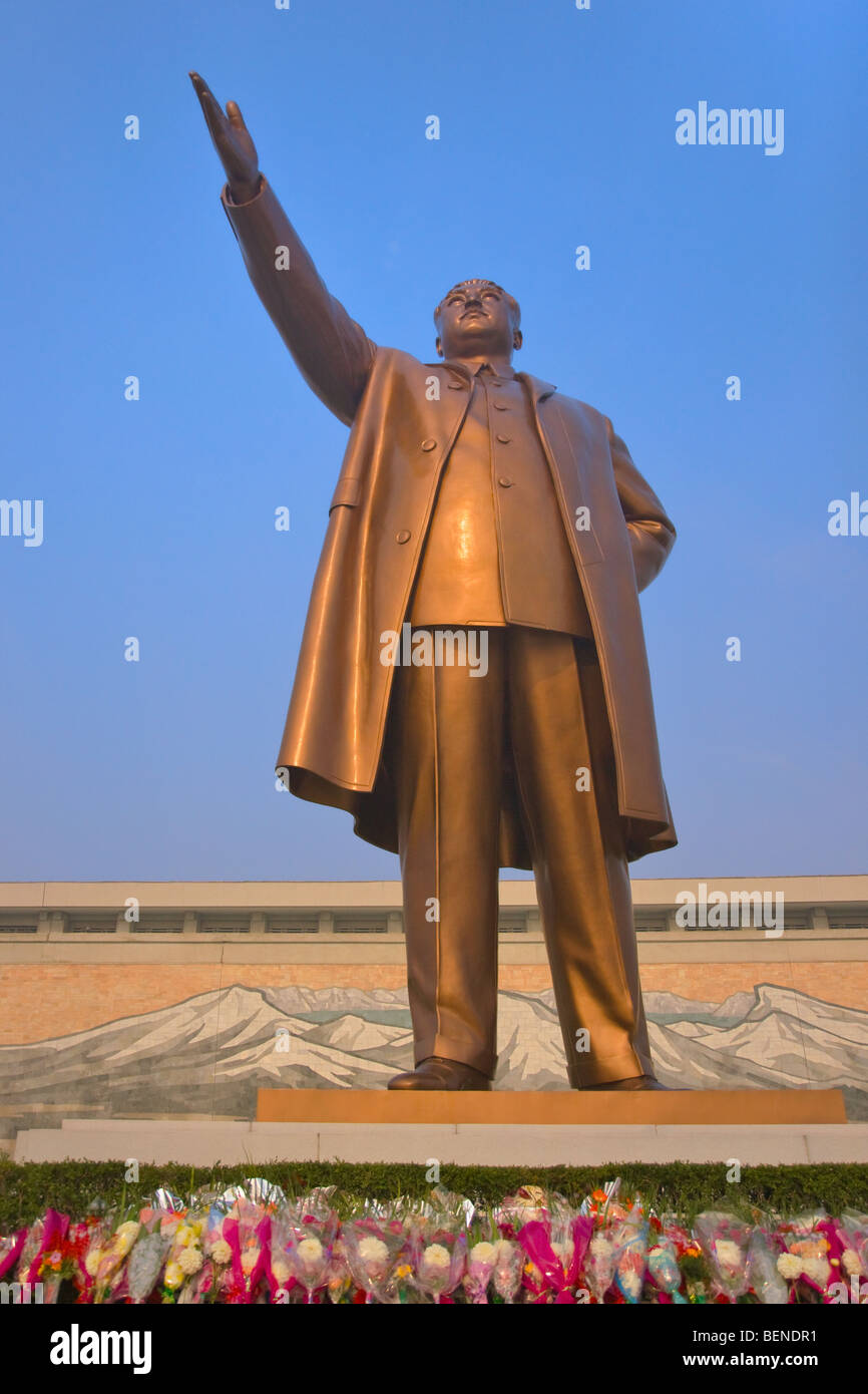 Statua di bronzo di ex presidente Kim Il-Sung, Pyongyang, Corea del Nord Foto Stock