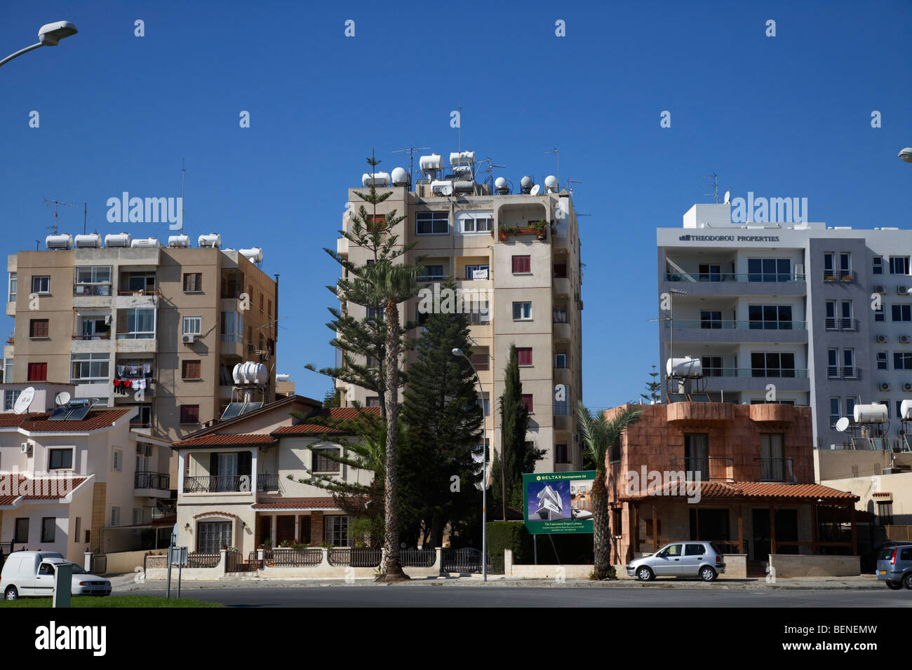 Blocchi di appartamenti e case in un sobborgo di larnaca repubblica di cipro Foto Stock