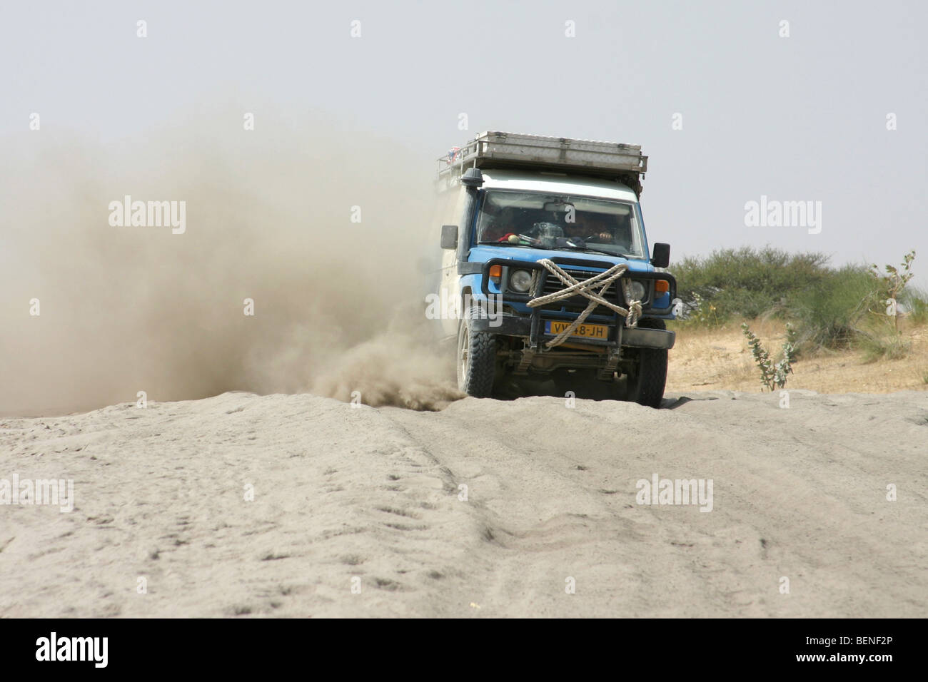 Off-road a quattro ruote motrici del veicolo durante la marcia su strada sterrata intorno al lago Ciad, Africa centrale Foto Stock