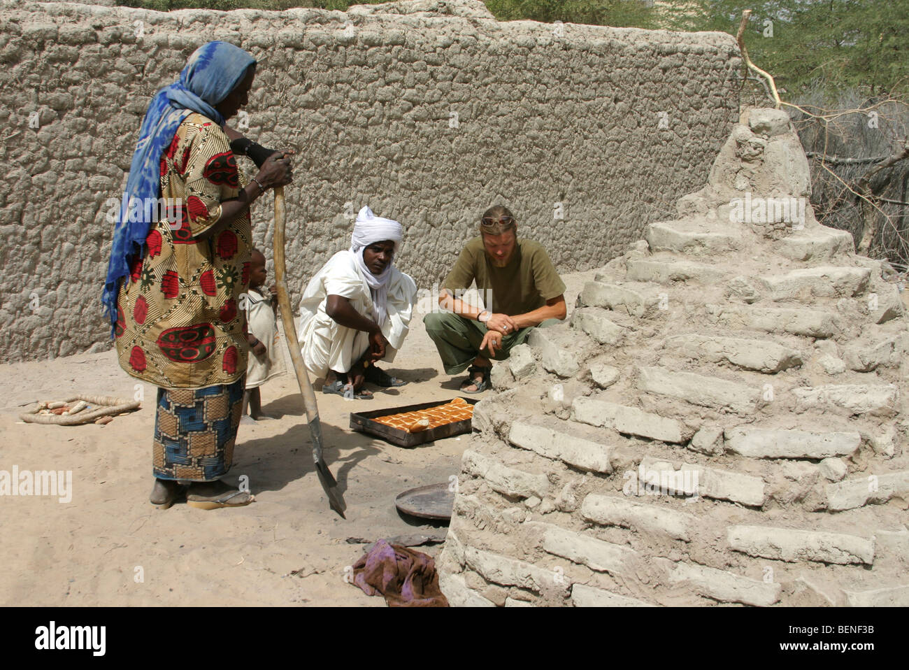 Per turisti in cerca di nero nativo di persone la cottura del pane nel forno a legna del panificio, Ciad, Africa centrale Foto Stock