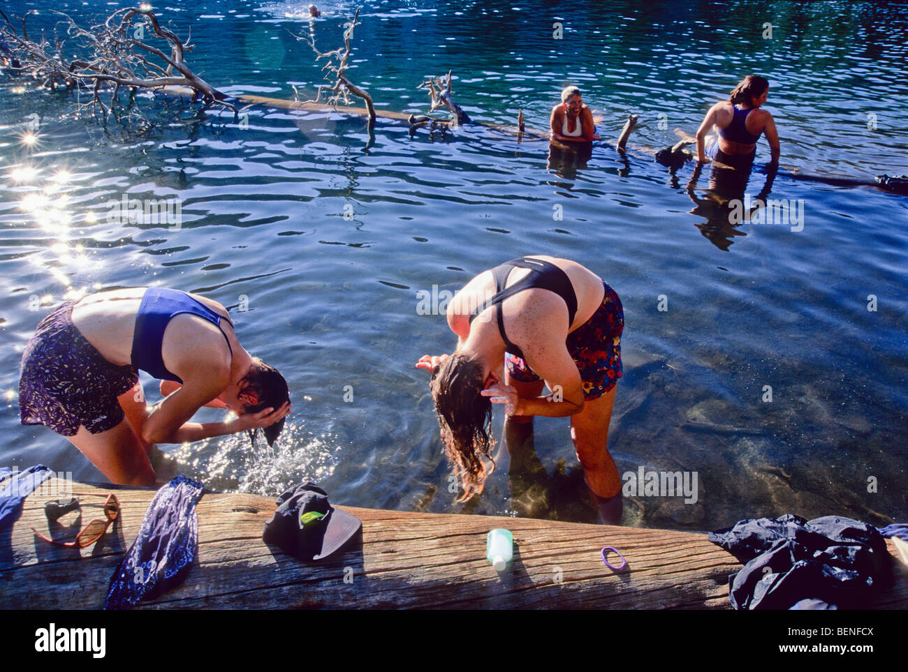 La gente la balneazione nel lago di montagna. Foto Stock