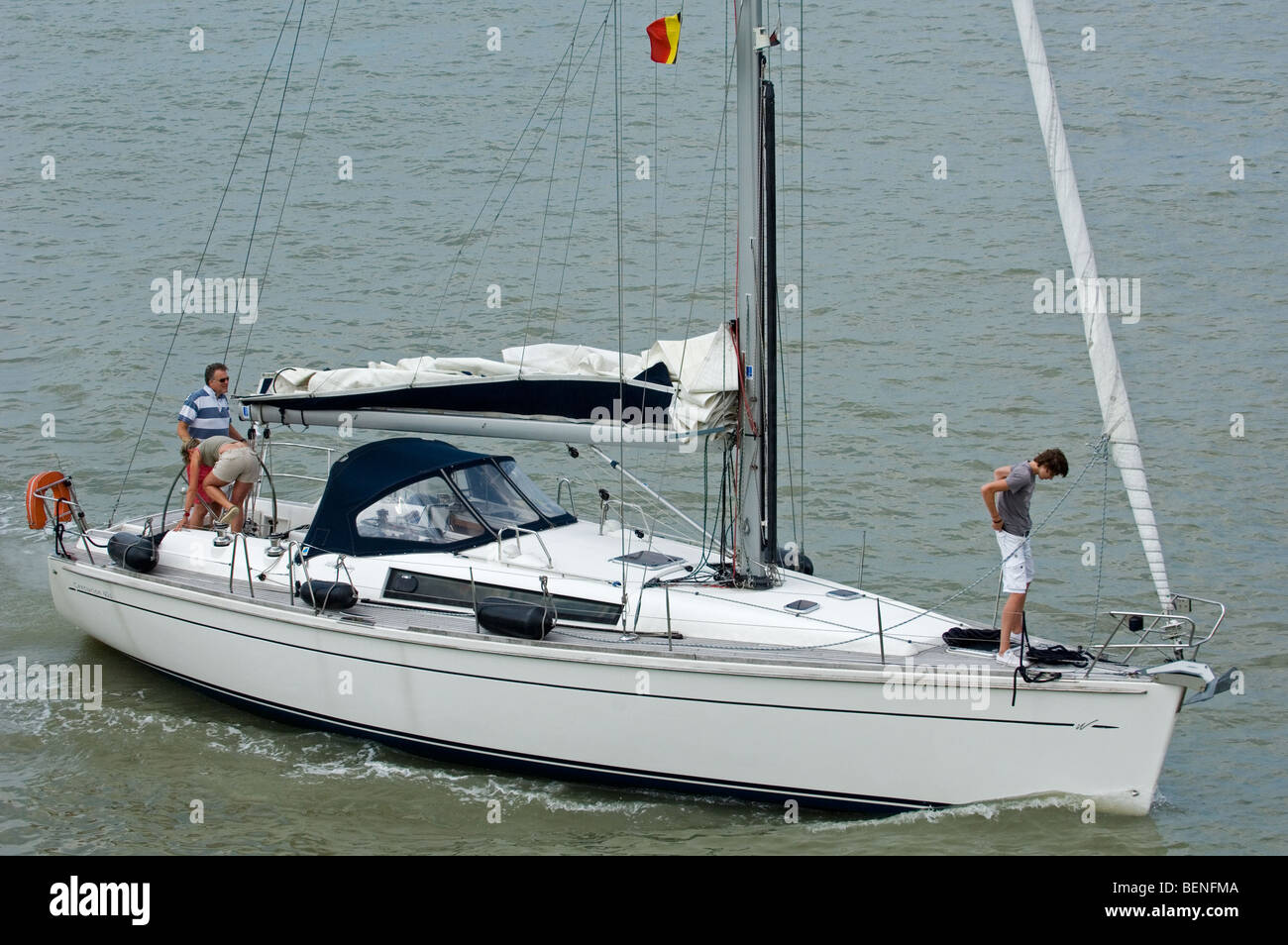 Barca a vela entrando in porto con vele abbassata Foto Stock