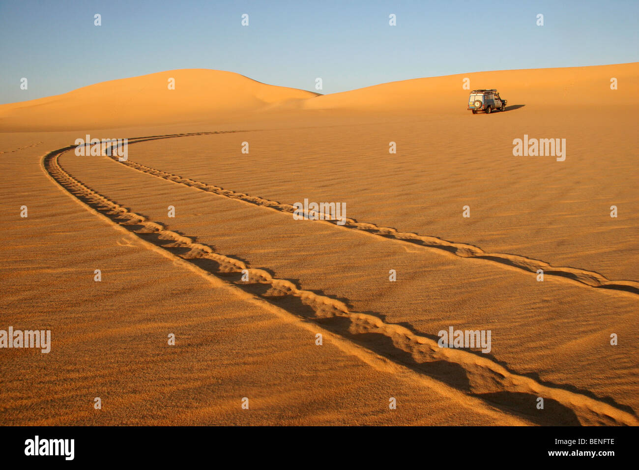 Off-road veicolo a quattro ruote motrici in dune di sabbia rossa del deserto occidentale / Deserto Libico, Sahara, Egitto, Nord Africa Foto Stock