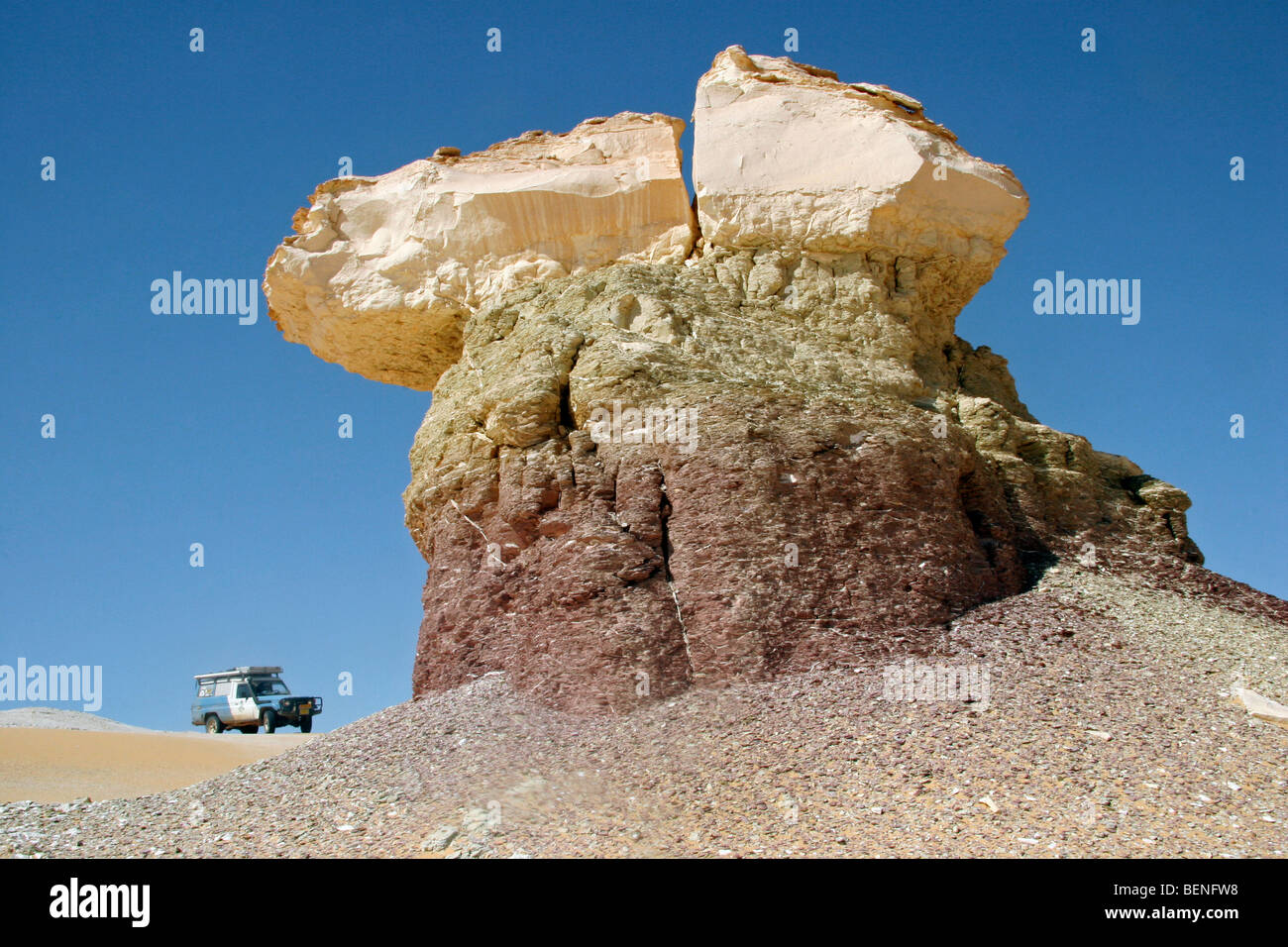 Veicolo a quattro ruote motrici e chalk rock in Bianco Deserto d'Egitto / Sahara el Beyda vicino a Farafra, deserto occidentale, Nord Africa Foto Stock