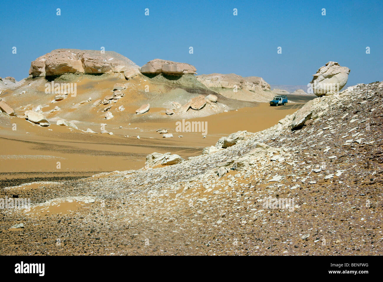 Off-road veicolo a quattro ruote motrici nel Deserto Bianco Egitto / Sahara el Beyda nei pressi di Farafra nel deserto occidentale, Nord Africa Foto Stock