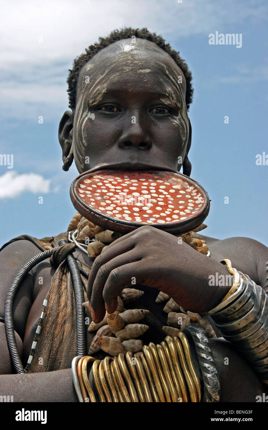 Close up tribal Mursi donna con grande lastra di argilla in trafitto il labbro inferiore, Valle dell'Omo, Etiopia, Africa orientale Foto Stock