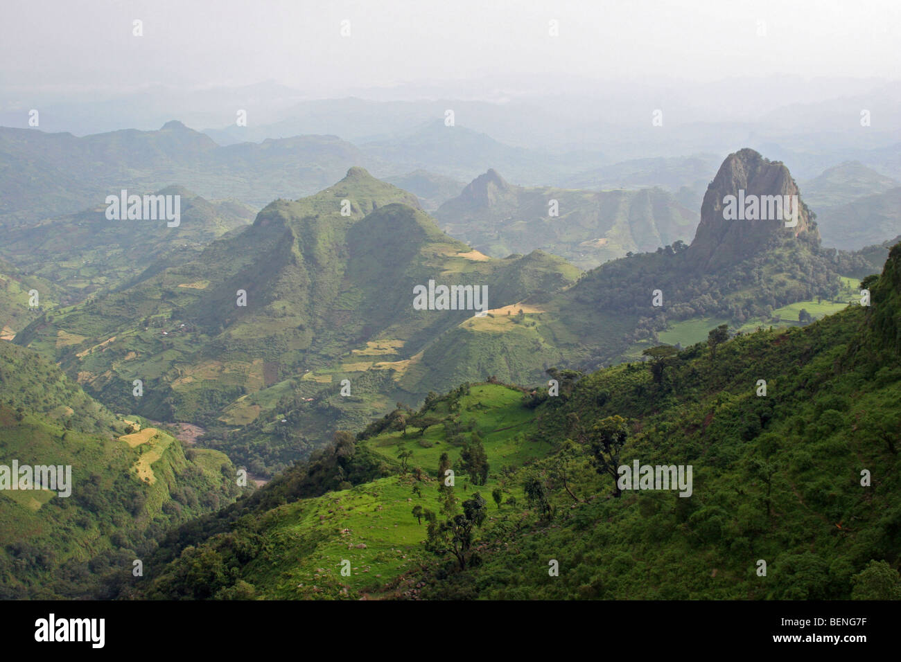 Vista su terreni agricoli con campi sparsi in altopiani etiopi nell ovest dell Etiopia, Africa orientale Foto Stock