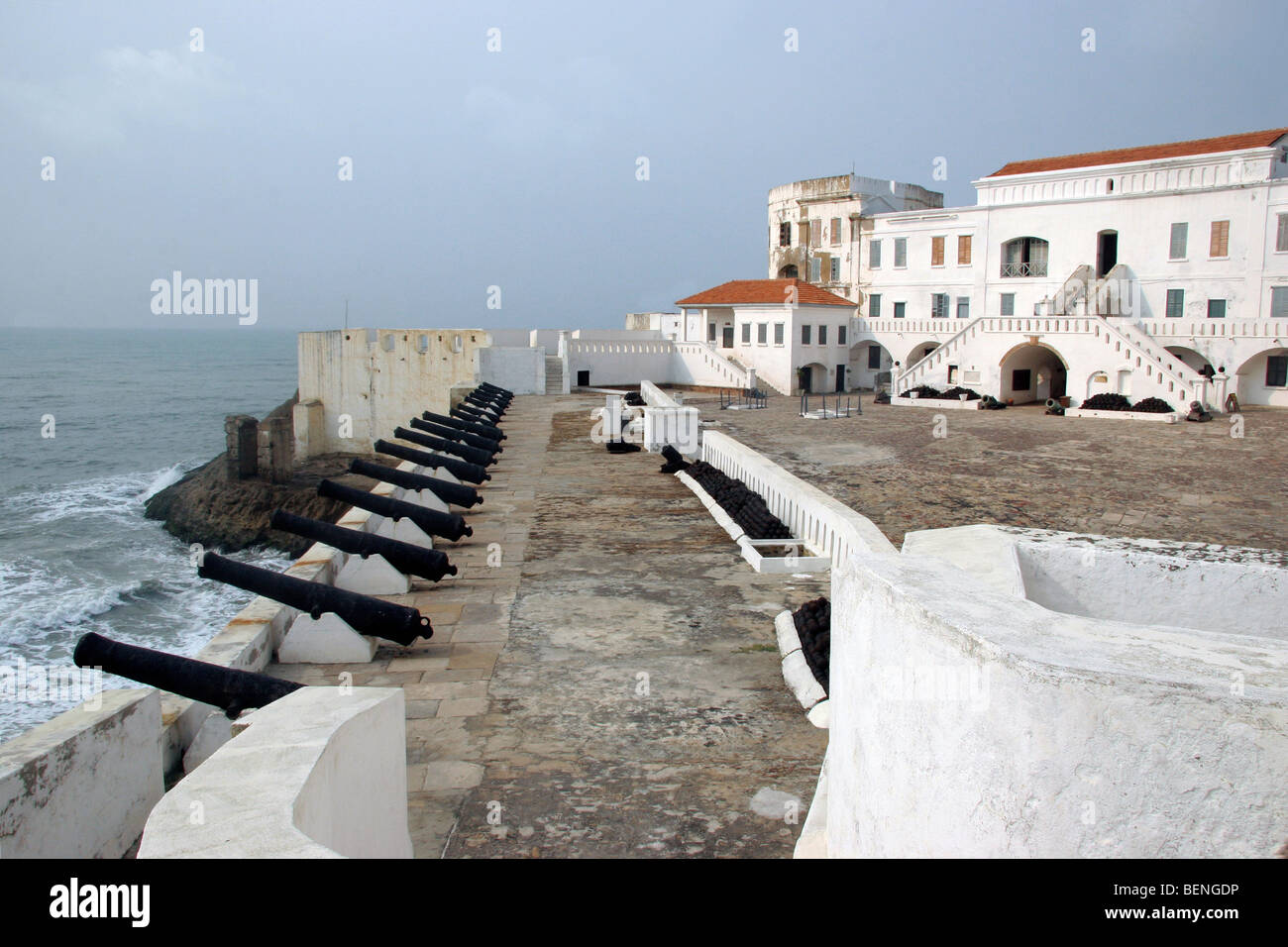 I cannoni a Cape Coast Castle, ex ghanesi il castello di slave a Cabo Corso, Ghana, Africa occidentale Foto Stock