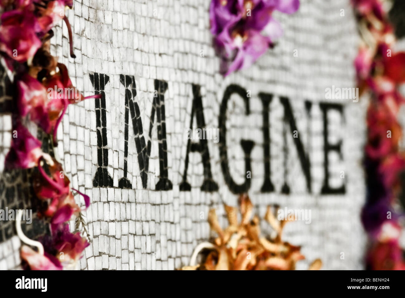 "" Colorati petali di fiori sul 'Si campi delle fragole " memoriale " John Lennon' in 'Central Park" in "New York City", "New York". Foto Stock