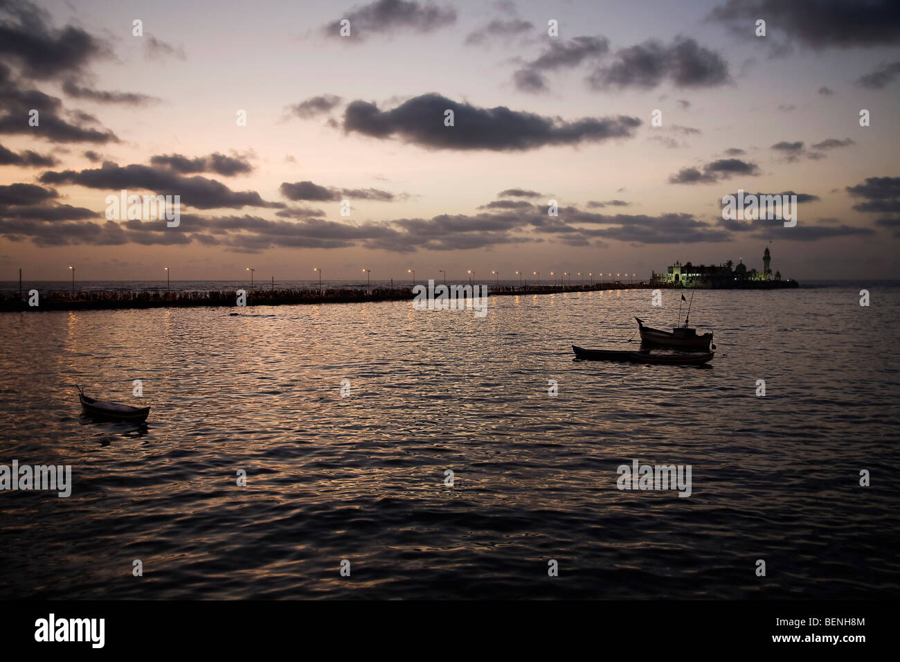 Haji Ali è una venerata tomba (dargah) dei musulmani. Non solo da Mumbai la gente da tutte le parti dell India venuti per rendere omaggio a Foto Stock