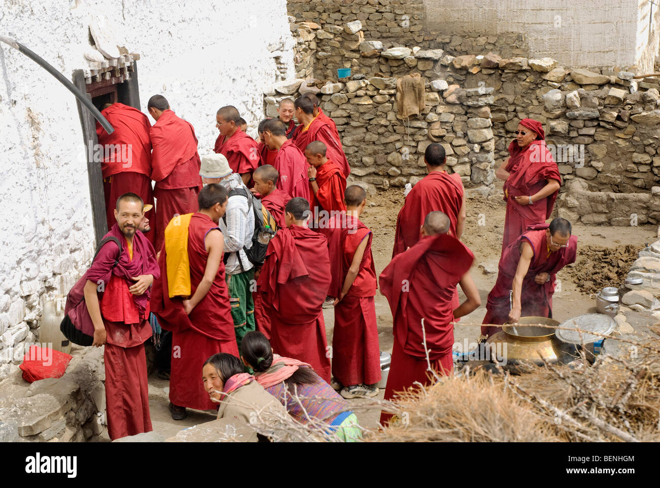 I monaci si riuniscono durante il festival di cambiare la testa lama al villaggio chiave Spiti Valley Himachal Pradesh India Foto Stock