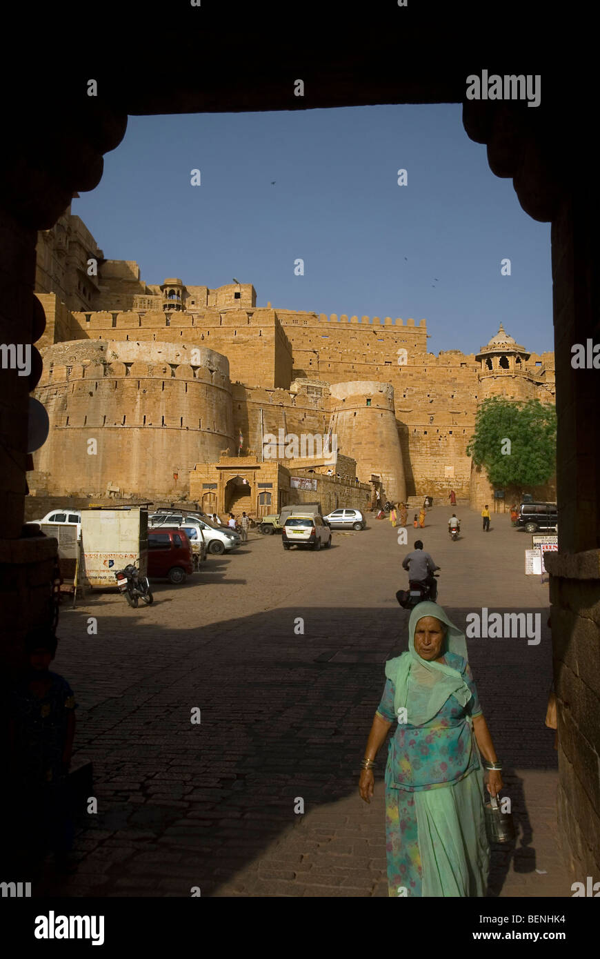 Donna all'entrata di Jaisalmer Fort Jaisalmer Rajasthan in India Foto Stock