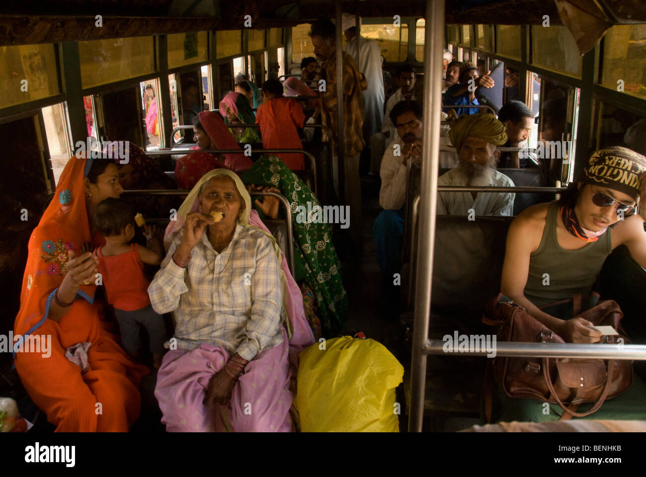 Rajasthani persone che viaggiano in un bus in Jaisalmer Rajasthan in India Foto Stock