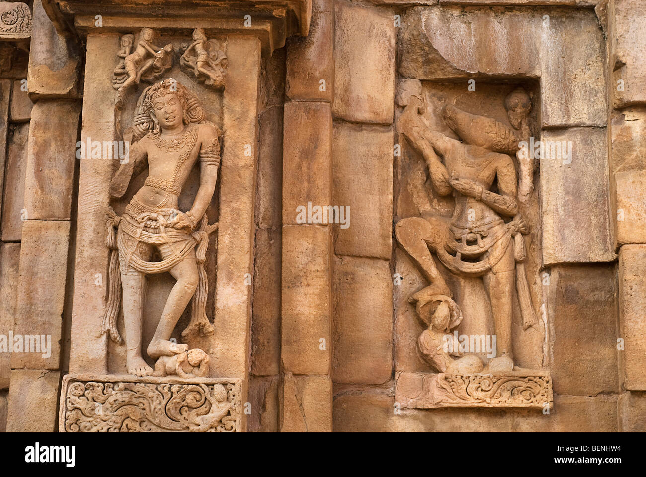 Le sculture del signore Shiva e Vishnu nel Tempio Virupaksha costruito dalla Regina di Vikaramaditya II in circa A.D.740 Pattadakal Foto Stock