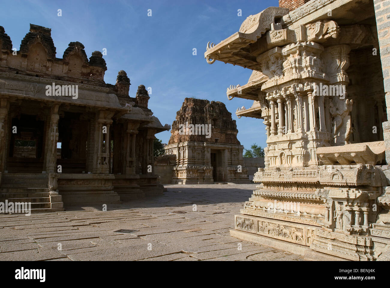 Sabha Mandap con le sue intricate sculture di pilastri monolitici in Vitthala tempio costruito nel XV secolo d.c. durante il regno di Foto Stock