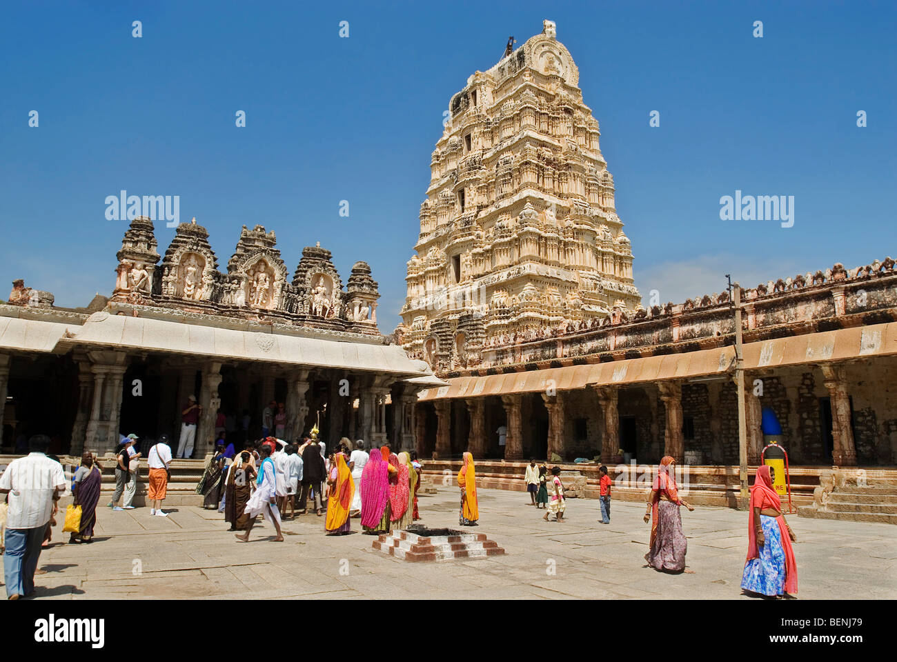 Il Tempio Virupaksha anche chiamato Pampapathi tempio è situato ai piedi della collina Hemakuta e fu ricostruita nel 1510 per il Foto Stock