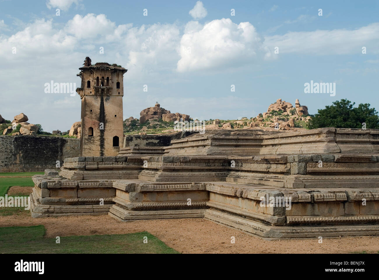 Una piattaforma e torre di avvistamento (Torre di guardia) vicino a Lotus Mahal di Hampi Karnataka India Foto Stock