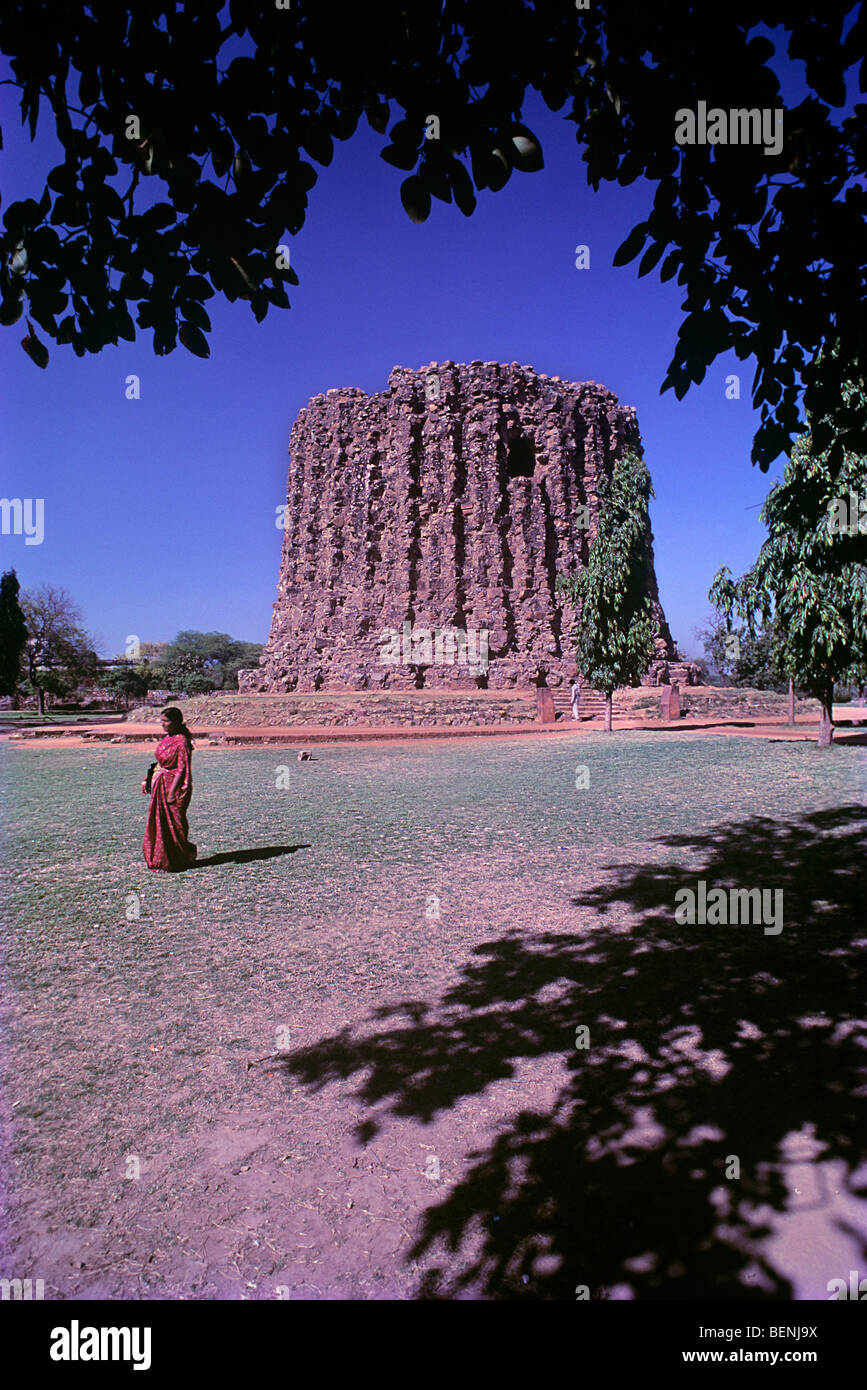 Alai Minar costruito nel 1311 si erge alta 27 metri costruito con pietra arenaria rossa e incompleto Qutab Minar complesso Delhi India Foto Stock