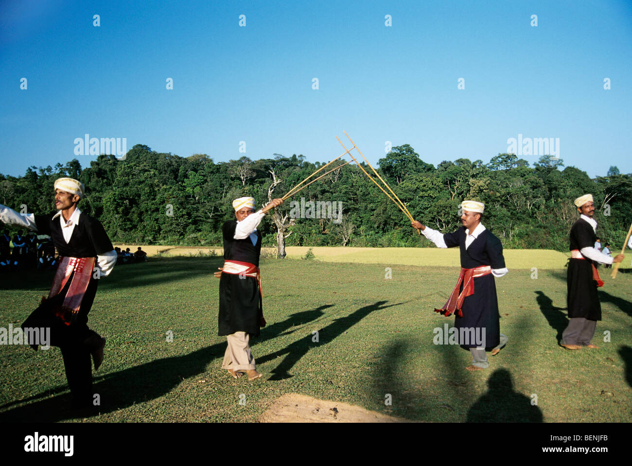 Puthari Kolatt un tradizionale Kodava folk dance in cui reed-stick wielding Kodava uomini danzare in un movimento circolare di un brano Foto Stock