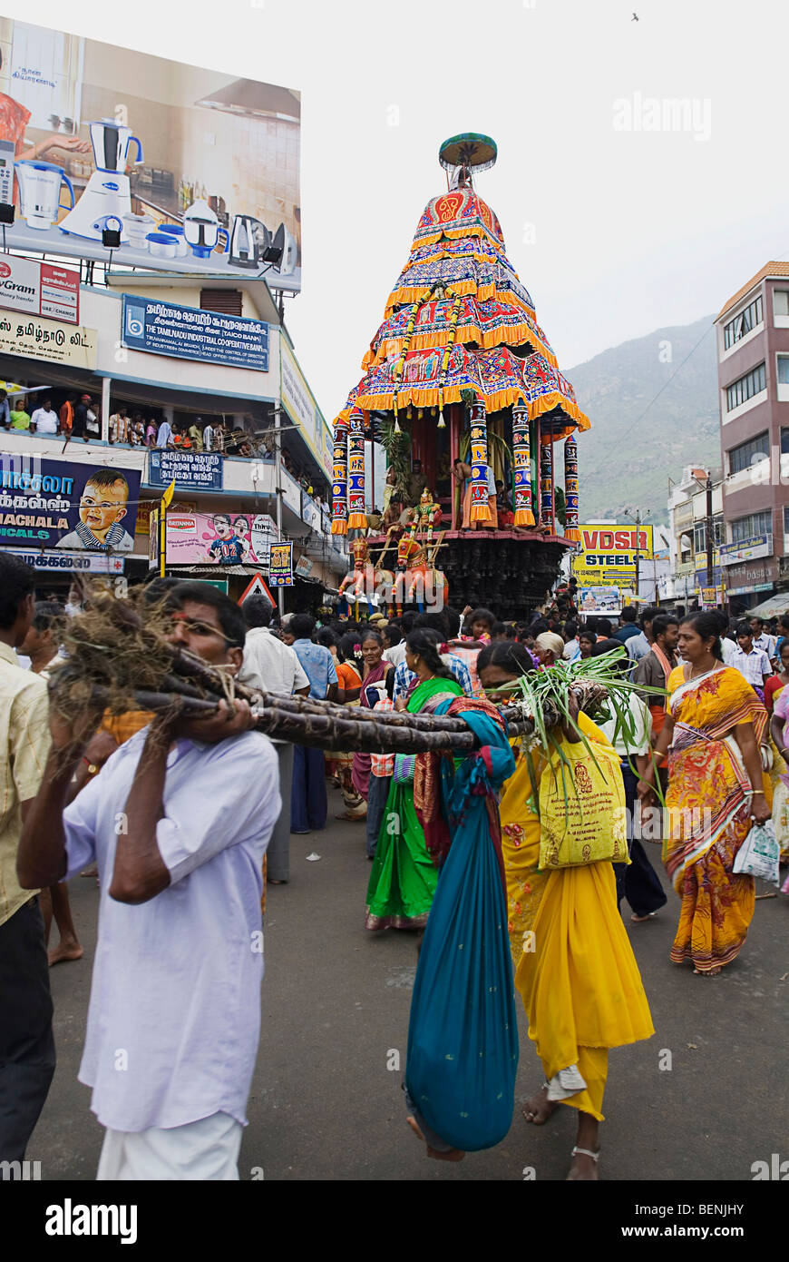 Tempio carro processione durante la Karthigai Deepam festival celebrato nel mese Tamil di Karthigai (Novembre - Dicembre) Foto Stock