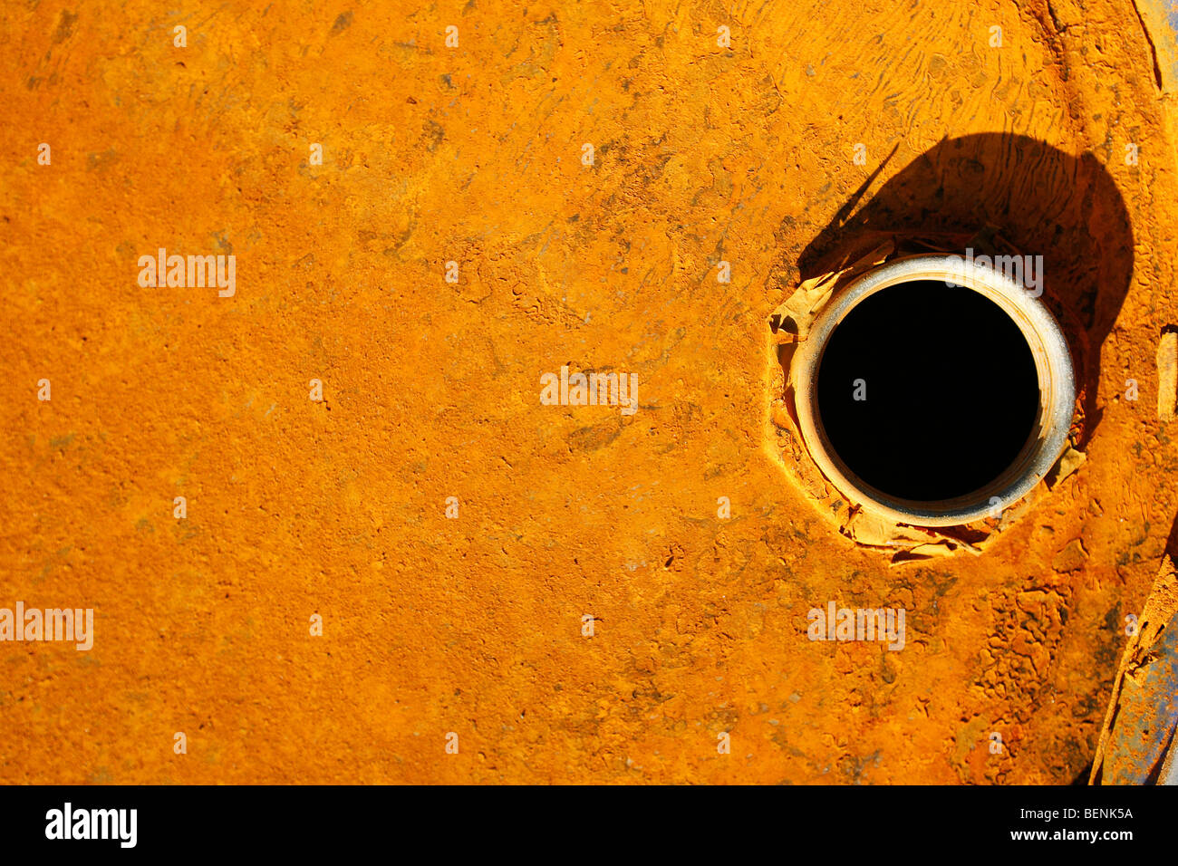 Rusty barile di petrolio contenitore superiore e foro Foto Stock