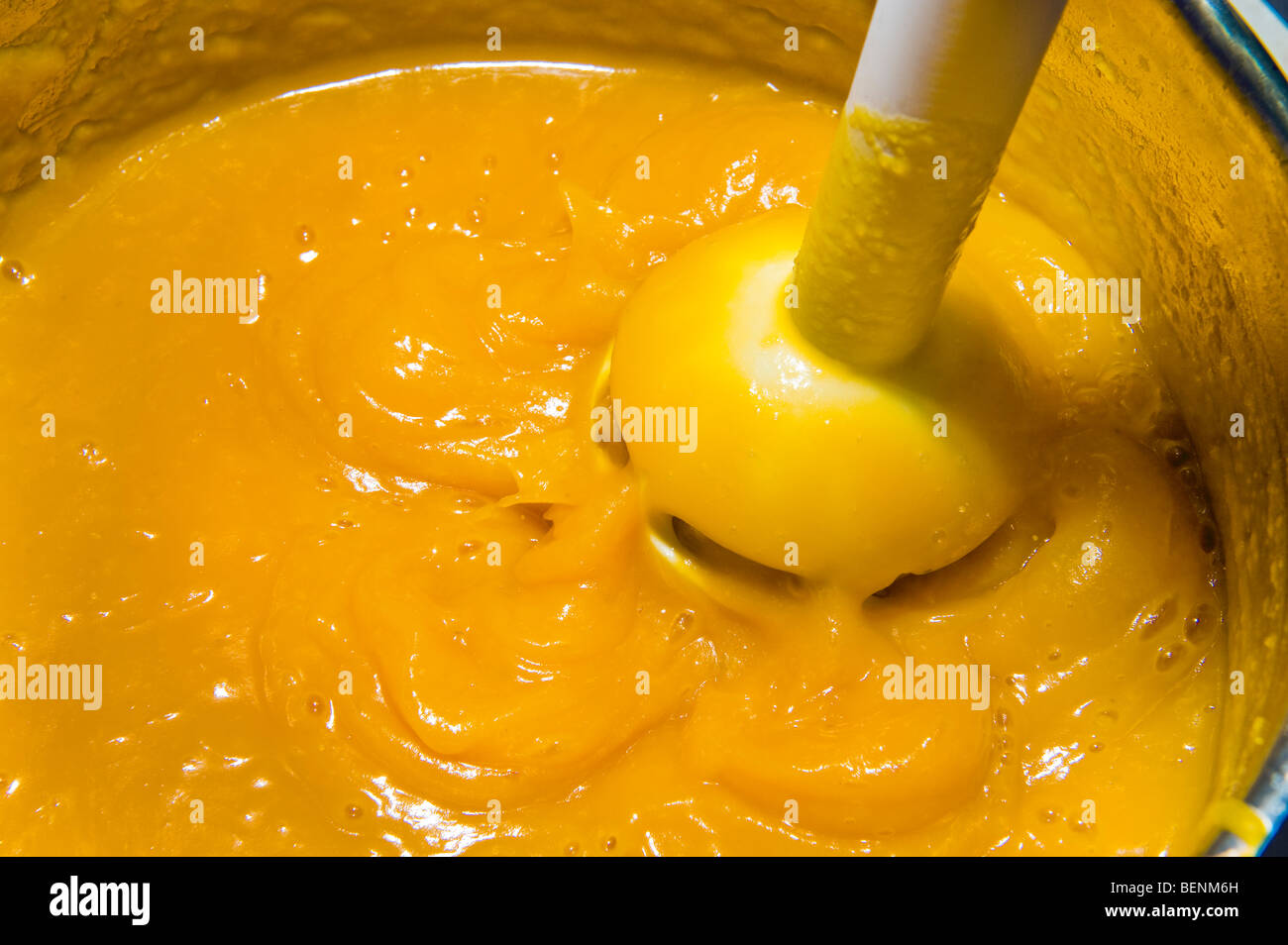 Rendere calda zuppa di zucca pentola purea di mixer ceppo per purea cucina deformatori produrre produzione pumpkinsoup frullatore a immersione Foto Stock