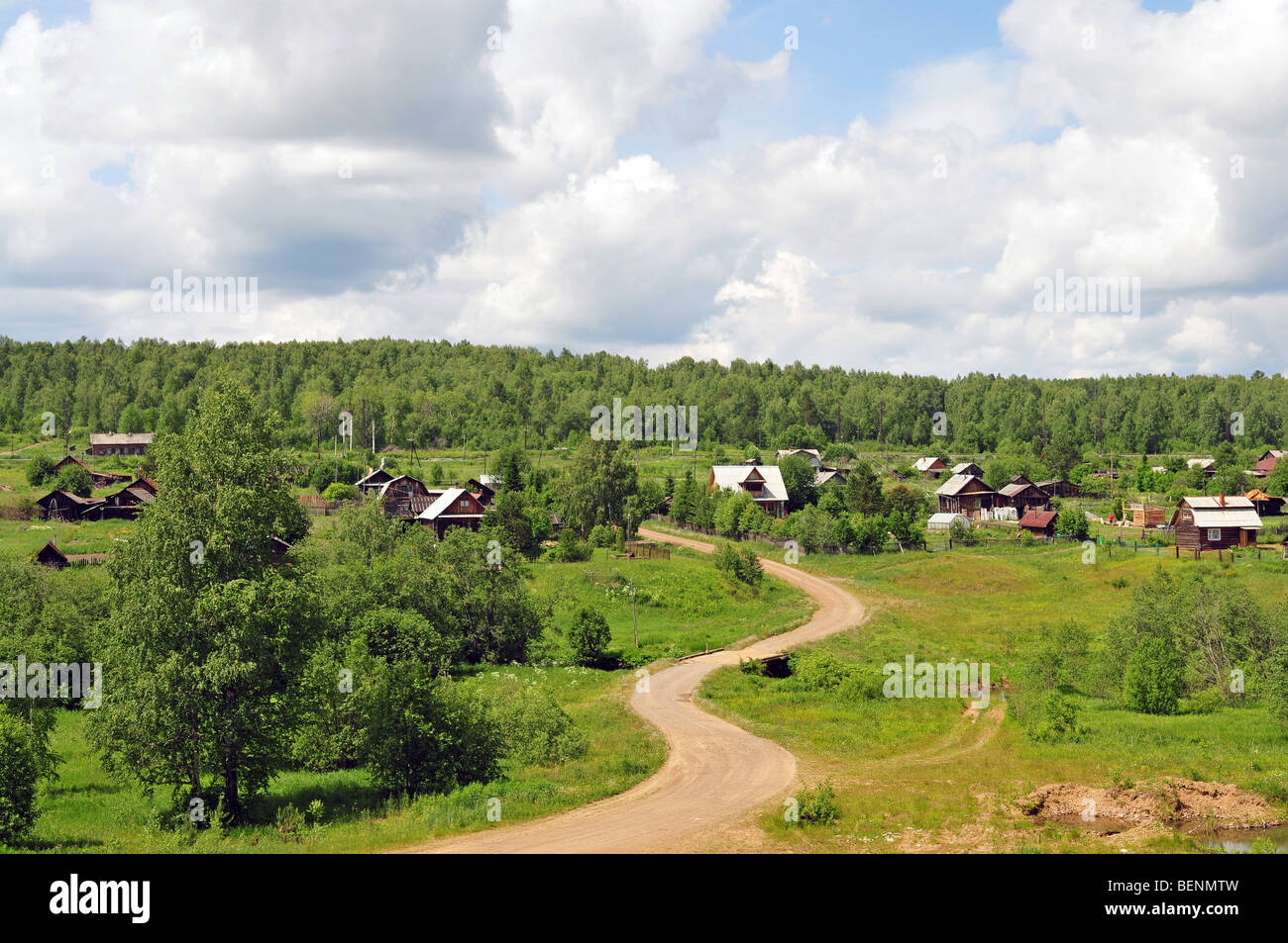 Paesaggio di campagna - case, road, foresta Foto Stock