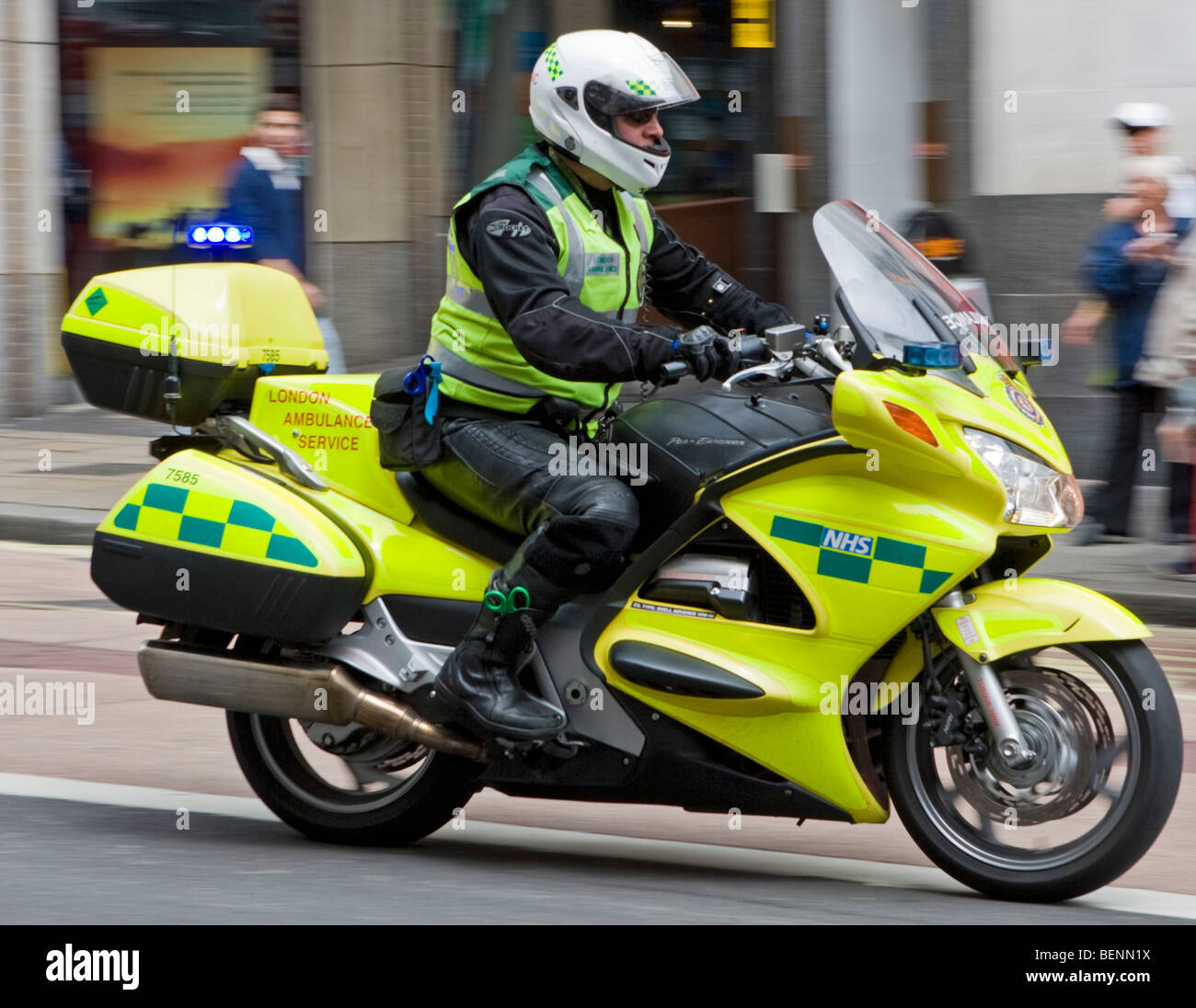 Londra servizio ambulanza paramedico sul motociclo, Haymarket, Londra, Inghilterra Foto Stock