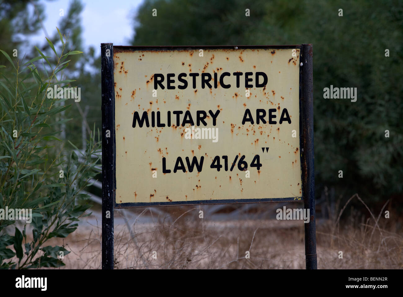 Ristretta area militare a comunità greco-cipriota posto di frontiera presso l ONU zona di buffer nel verde della linea che divide nord Cipro del sud Foto Stock