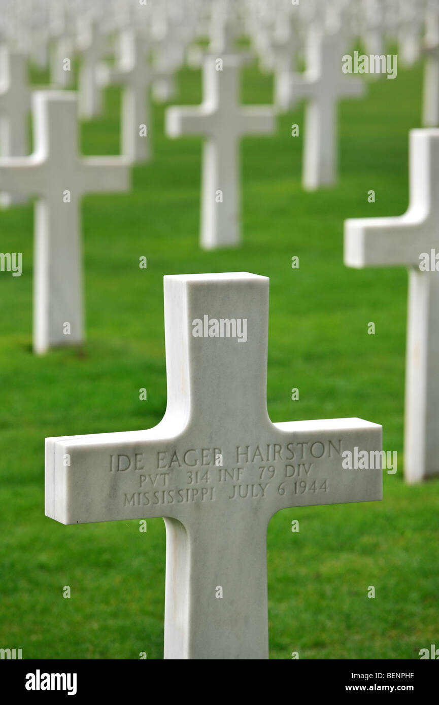 Croci Bianche in corrispondenza della seconda guerra mondiale due Normandia Cimitero e memoriale americano a Colleville-sur-Mer, Francia Foto Stock