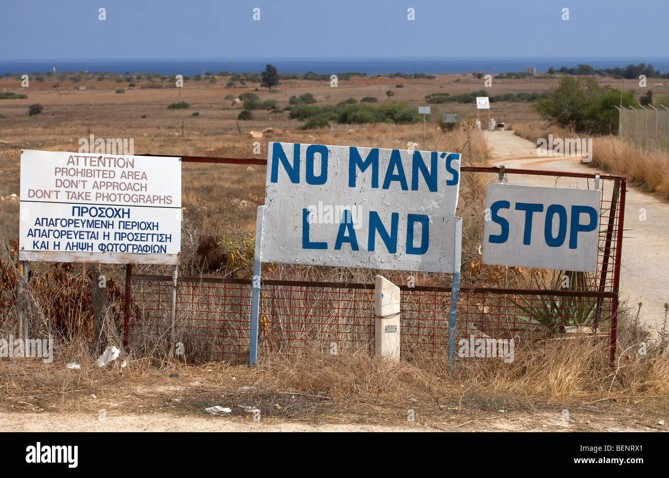 No mans land e area riservata dell'ONU zona di buffer nel verde della linea che divide il nord e il sud di Cipro a Famagosta Foto Stock
