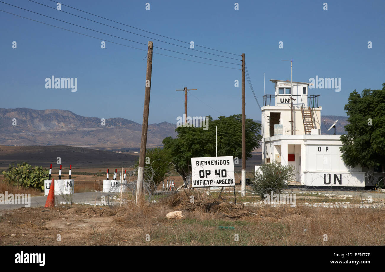 Osservazione delle Nazioni Unite post presidiata da truppe argentine argcon op 40 nella zona di buffer nel verde della linea che divide nord Cipro del sud Foto Stock