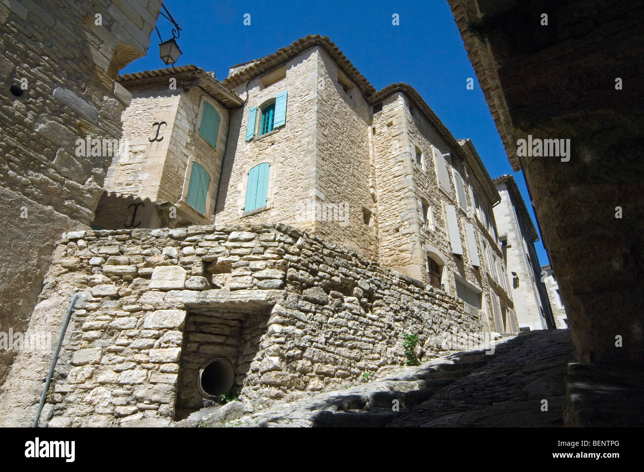 Ripida viuzza con case medioevali nel villaggio di Gordes, Vaucluse Provence Alpes Côte d'Azur, in Francia Foto Stock