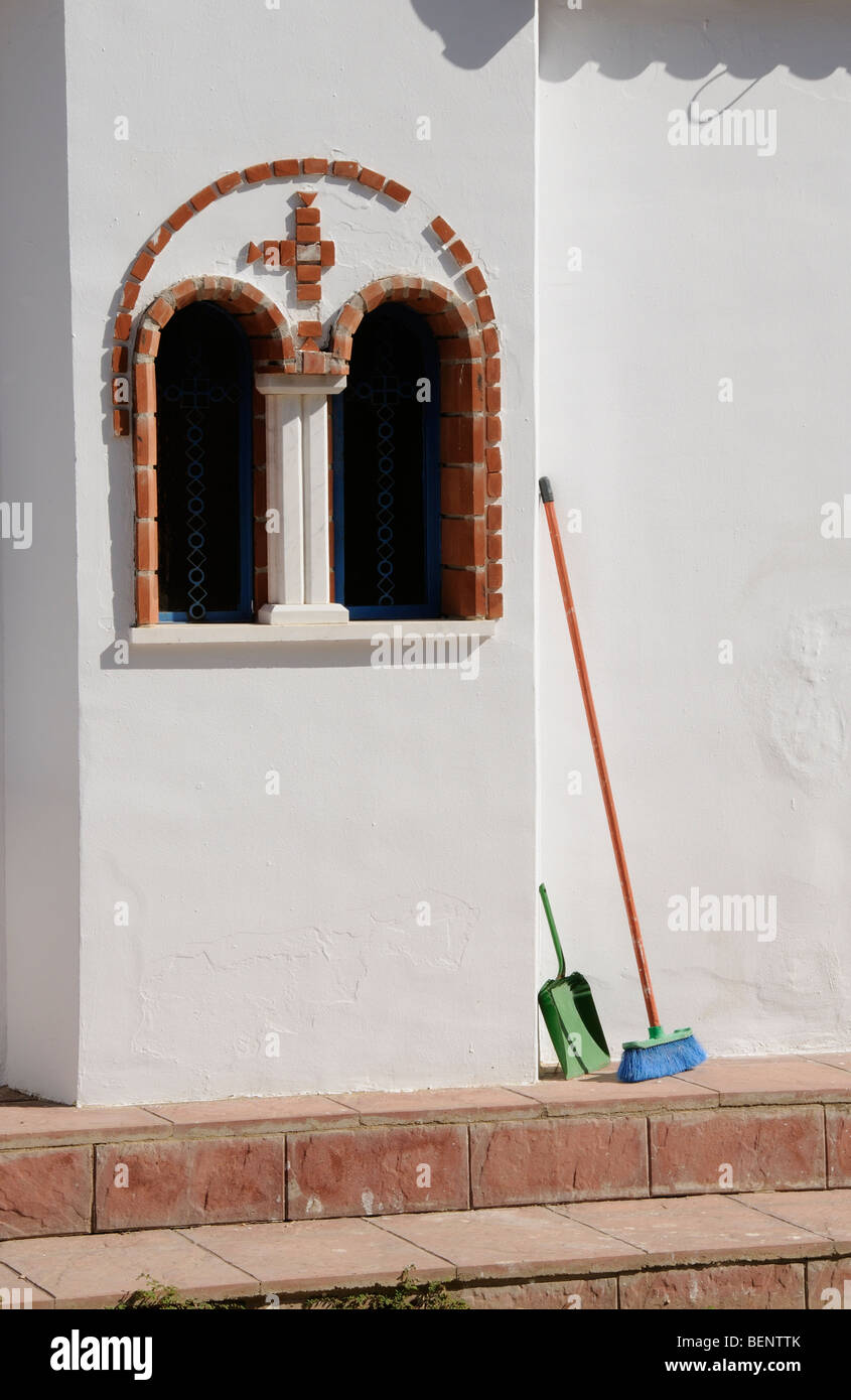 Paletta e ginestra contro una parete della cappella Foto Stock