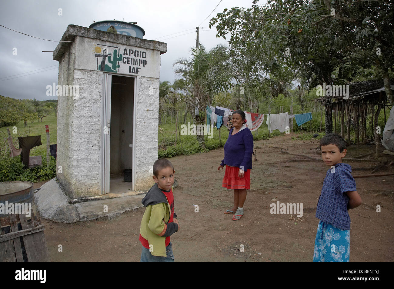 Il Brasile al di fuori wc finanziato da DEDAPP/IAF, comunità di Serra da Cruz, vicino Pesqueira, Pernambuco. Foto di SEAN SPRAGUE Foto Stock