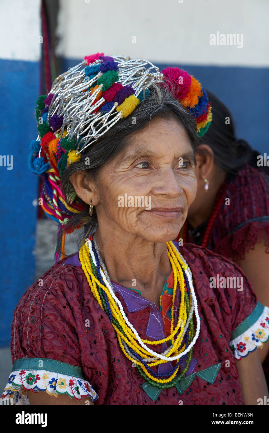 GUATEMALA Donna di San Andres, El Quiche, indossare un abito tradizionale. Fotografia di SEAN SPRAGUE Foto Stock