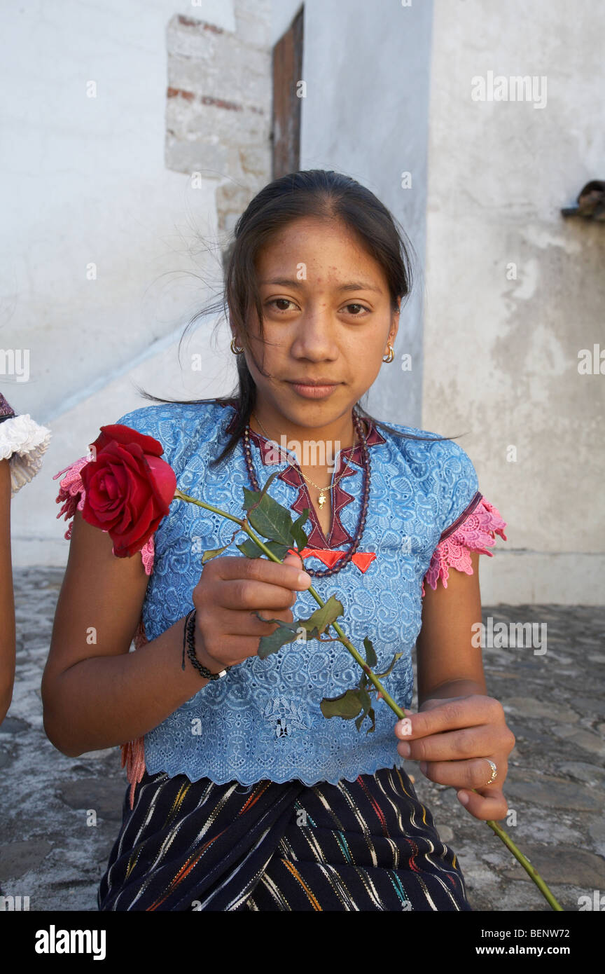 GUATEMALA Maya della ragazza con una rosa rossa, San Andres, El Quiche. Fotografia di SEAN SPRAGUE Foto Stock
