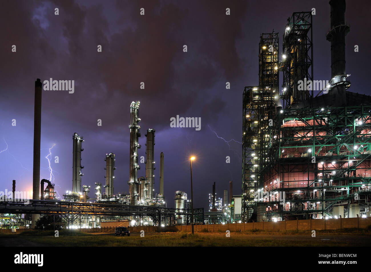 Il fulmine durante il temporale al di sopra di industria petrolchimica nel porto di Anversa di notte, Belgio Foto Stock