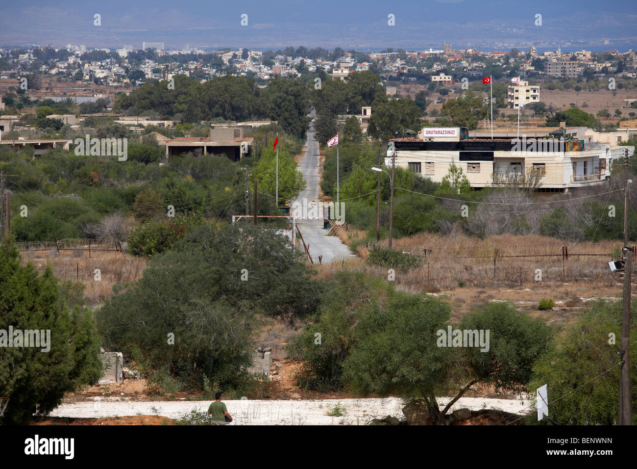Greco e turco-cipriota confine militare posti su entrambi i lati dell'ONU zona di buffer nel verde della linea che divide nord Cipro del sud Foto Stock