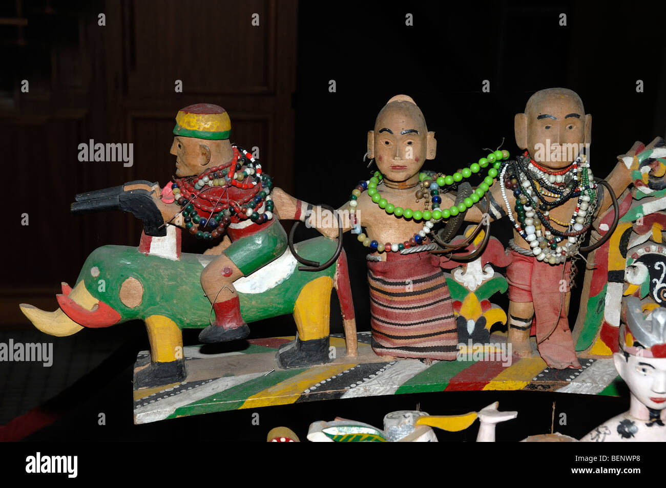Dipinto policromo intaglio del legno con figure umane, dettaglio del codice Iban Hornbill carving, Primitivo o arte tribale, Sarawak Malaysia Foto Stock