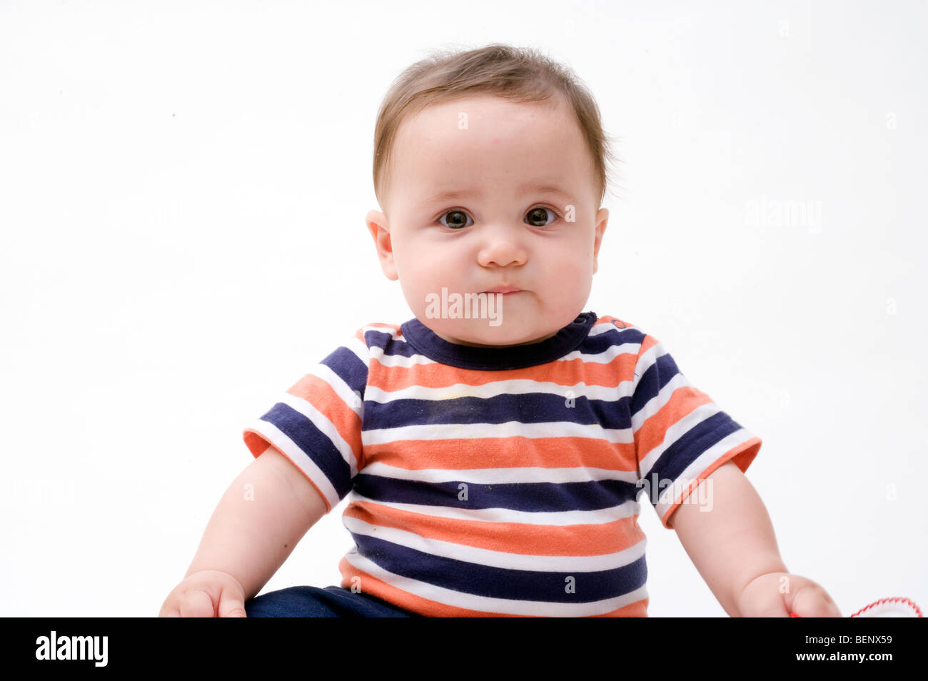 Otto mesi ragazzo ispanica su sfondo bianco. Modello rilasciato. Foto Stock