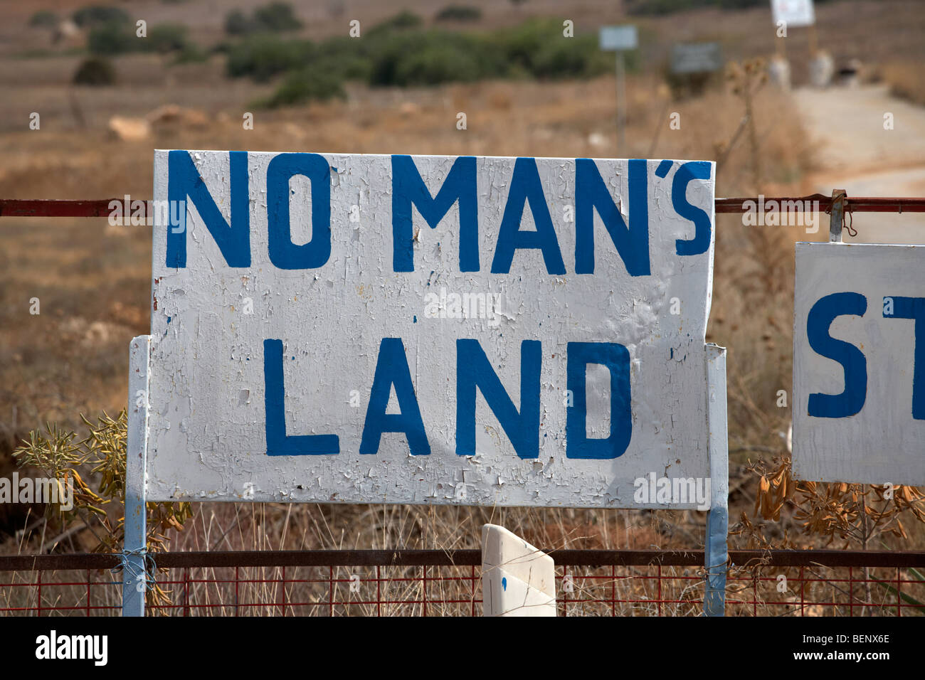 No mans land e area riservata dell'ONU zona di buffer nel verde della linea che divide il nord e il sud di Cipro a Famagosta Foto Stock