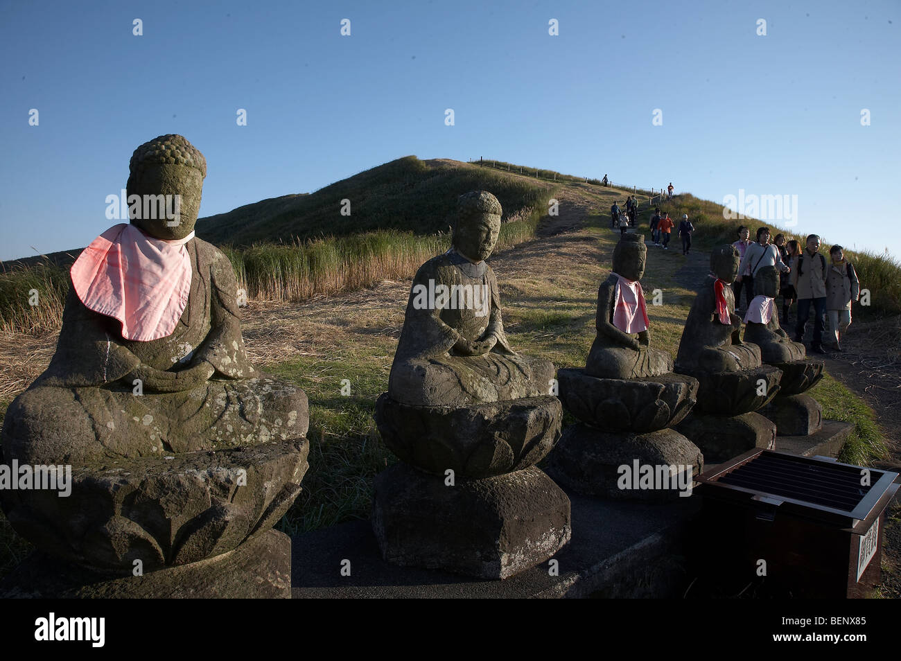 Giappone della Penisola di Izu. Statue di Buddha sulla montagna. foto di Sean Spraqgue 2008 Foto Stock