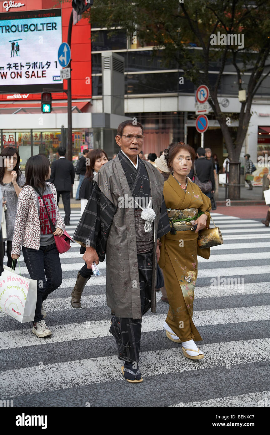Giappone Shibuya, Tokyo. Coppia di mezza età in abito tradizionale. foto di Sean Spraqgue 2008 Foto Stock