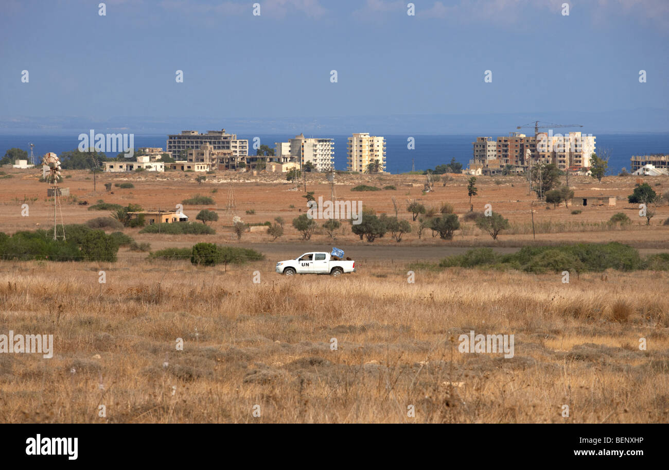 Nazioni Unite pattuglia di confine guidando attraverso il calore haze all'ONU zona di buffer nel verde della linea che divide il nord e il sud di cipro famagusta Foto Stock